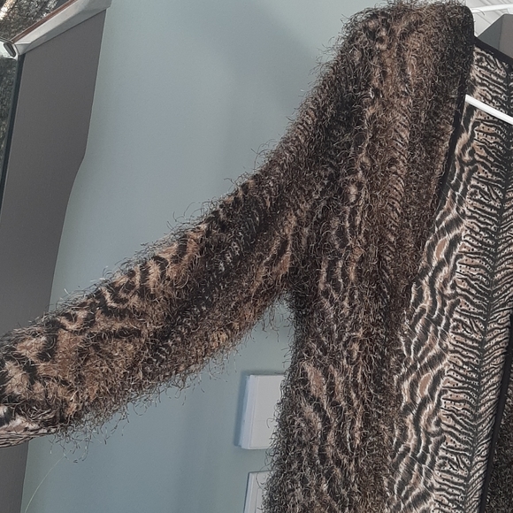 Fabulous animal print fuzzy vest - Picture 2 of 4